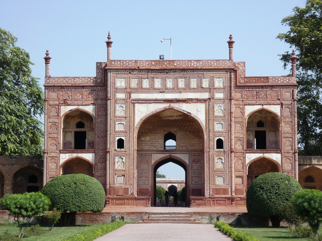 is called Tomb of Jahangir, along the banks of River Ravi. 