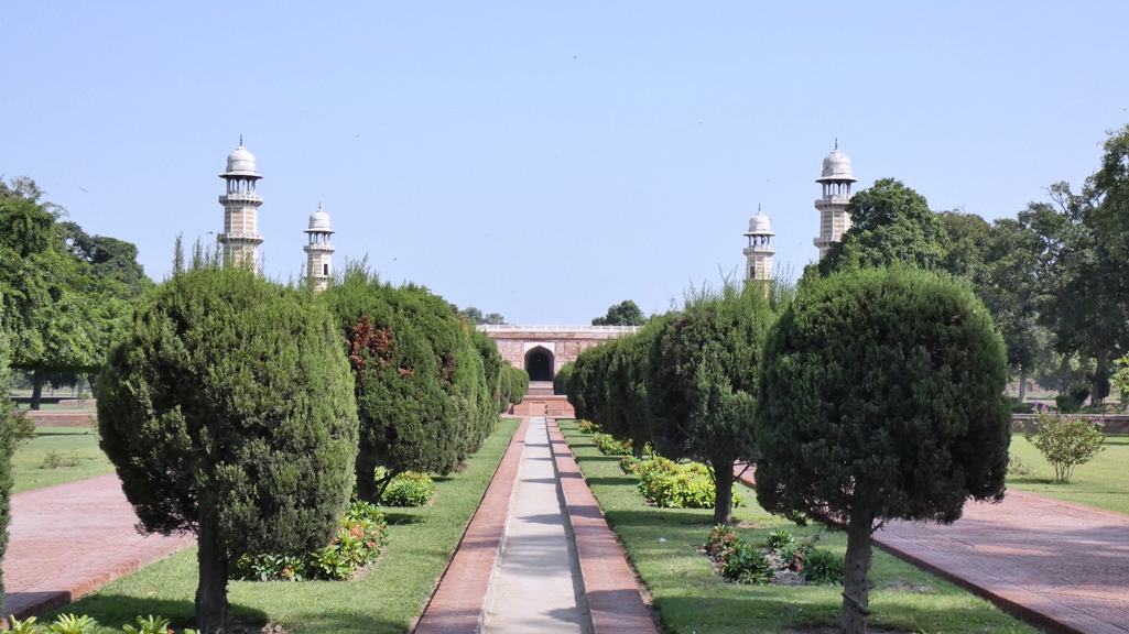 This spot had been a favorite area of Jahangir and his wife Nur Jahan when they resided in Lahore, and this spot was usually used as a point of departure for travels to and from Kashmir and Lahore. 