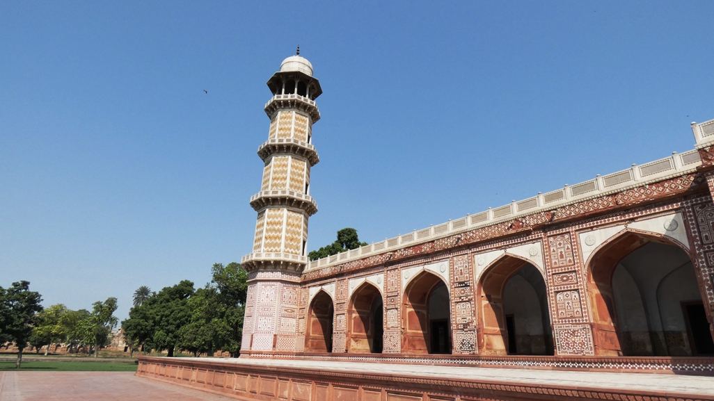 The building rise four octagonal ornamental minarets decorated with geometric inlaid stone. 