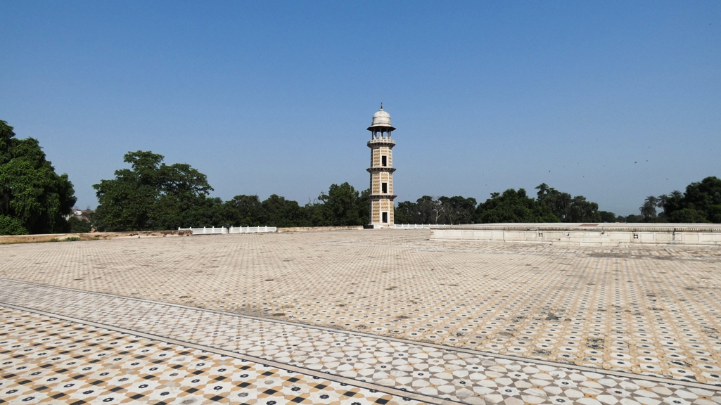 Jahangir has renewed interest in minarets; however some historians attribute construction of tomb to Jahangir’s son Shah Jahan. 