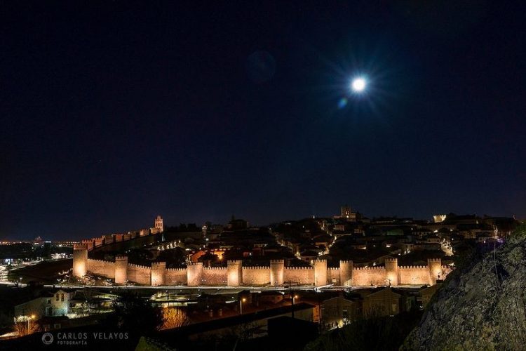 At night the entire circumference of the walls is beautifully lit up by yellow-orange halogen lights. Which are making it the largest fully illuminated monument in the world? 