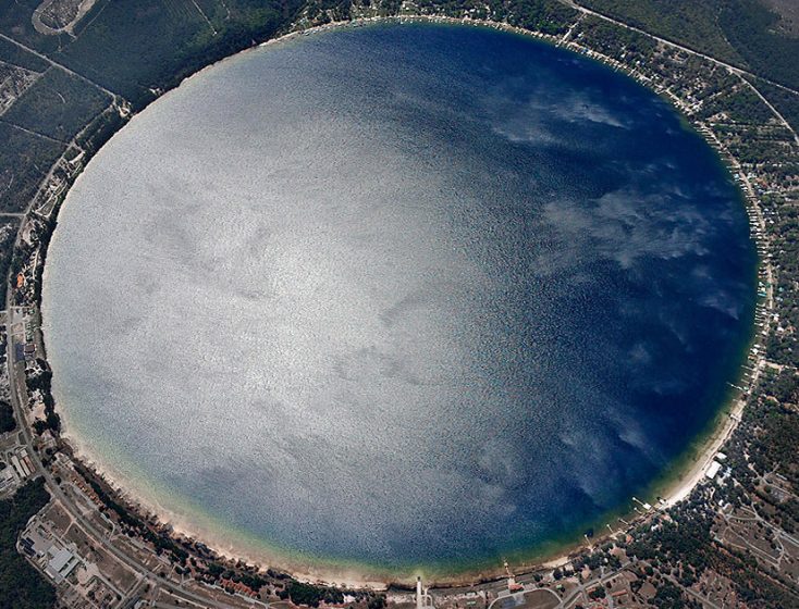 There is an 85-foot deep hole in the middle of the lake. The water of Kingsley Lake is clear and blue. 