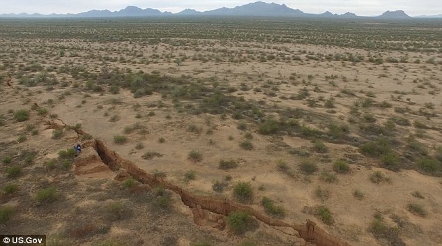 54 Gigantic Crack Spotted in Arizona