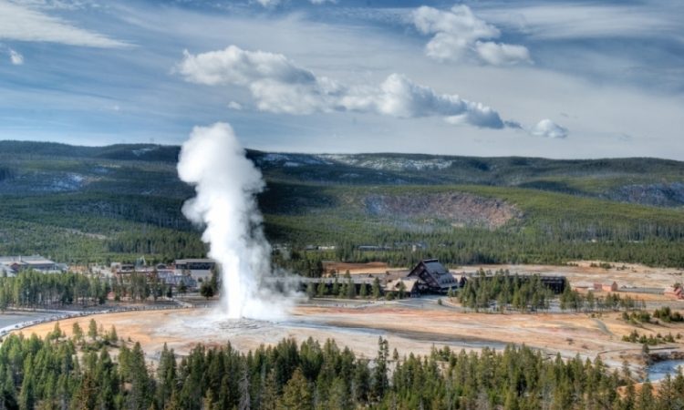 The members of the Washburn-Langford-Doane expedition discover this Old Faithful geyser in 1870.