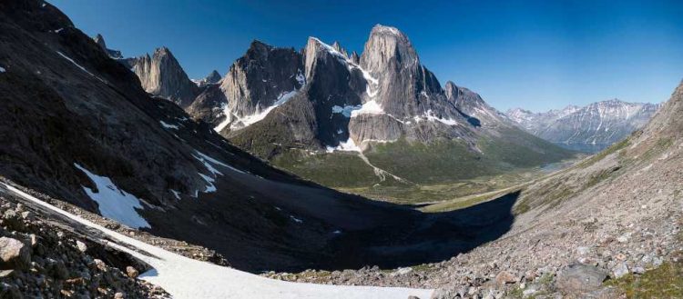 Greenland 39.000 kilometer coastline, cut glaciers into slice from bedrock, left behind myriad numbers of summits and walls, which are tower thousands meter from the surface.