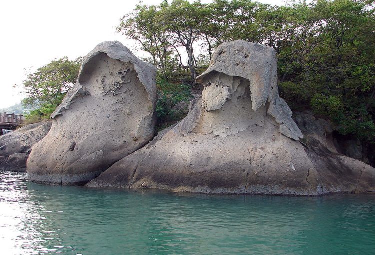 There are two folk legends surrounding the origins of the rock formations that compose Gatbawi.