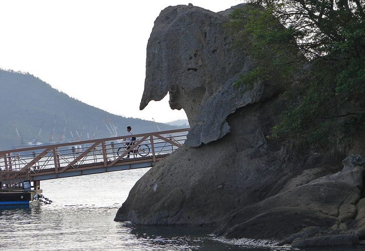 A pedestrian bridge called “Boyaenggyo Bridge” leads out over the sea surrounding Gatbawi. 