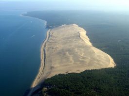 The Great Dune of Pilat, located in the municipality of La Teste-de-Buch 60 km from Bordeaux in the Arcachon Bay area, is the tallest sand dune in Europe.