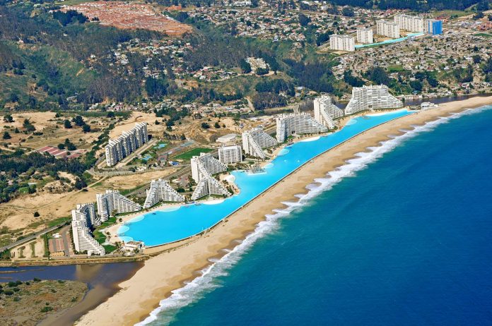 world’s largest swimming pool attracts large crowds to pay a visit to the San Alfonso del Mar resort at Algarrobo, on Chile’s southern coast.