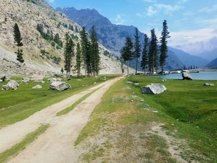 But the most difficult part is to reach there. Hence, at Kalam valley, you have to hire a jeep or fielder (Japanese Car) to find your way to the bumpy and rough road. (Photo Credit: Tauheed Ahmad Nawaz)