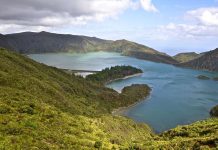 Lake of Fire – Sao Miguel Island-Azzore Lake of Fire is a paradise with magnificent views! Rising straight out of the Atlantic Ocean around 1,500Km off coast of mainland Portugal