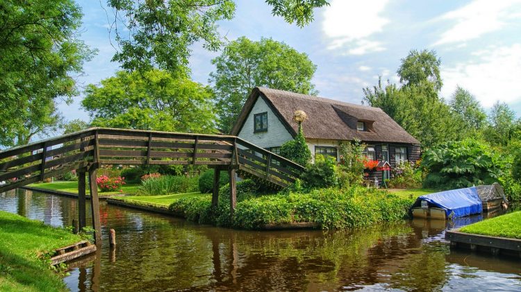 Giethoorn is also famous “Venice of the North” or “Venice of the Netherland”. It is a small town has no roads and cars, but instead - more than hundred bridges over miles of canals.