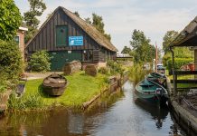Giethoorn Village Netherland – The Little Venice A four miles of canals separating the different islets. Geithoorn people traveling through small boats, including row boats, whisper boats.