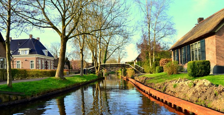 They reside in the islands connected with wooden bridges. Geithoorn is in the province of Overijssel, surrounded by an immense natural reservation entitled De Wieden, every so often included in tourist brochures.