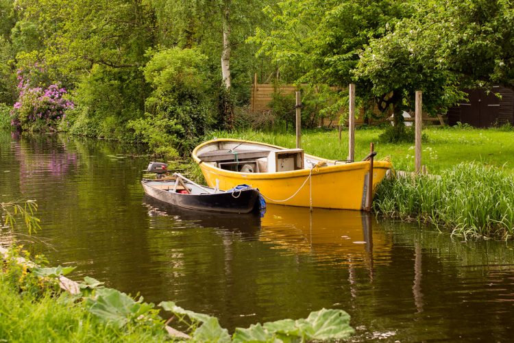 This is a popular tourist attraction in the world. More than 150,000 tourists visit the Geithoorn every year. Giethoorn firstly served as part of a large nature reserve.