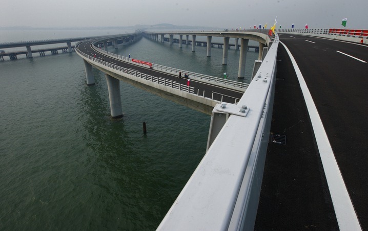 This bridge reduces the road distance between eastern port city of Qingdao and an offshore island, Huangdao by 30 km and travel time from 20 to 30 minutes.