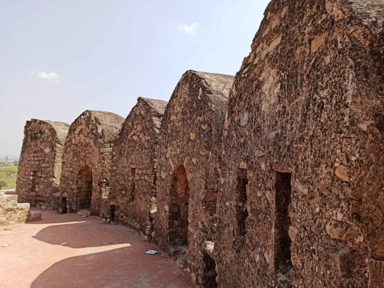 The walls were constructed with ashlar stone. It has 12 gates and 68 u-shaped bastions with the best masonry work on it.