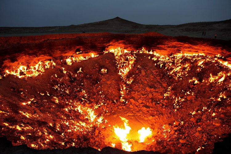 Surprisingly, regardless of the crater’s menacing name and ever-present dangerous flames, tourists still trek into the wild desert to witness the burning site in all its blazing glory.