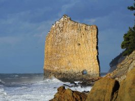 A sheer vertical slope in Krasnodar Krai in Russia is known as Sail Rock, Skala Parus, or Parus Rock. The strange natural sandstone is located on the shore of the Black Sea.