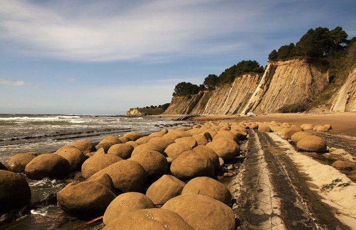 To find the elusive Bowling Ball Beach, you have to go north along a cliffside path and across some large rocks.