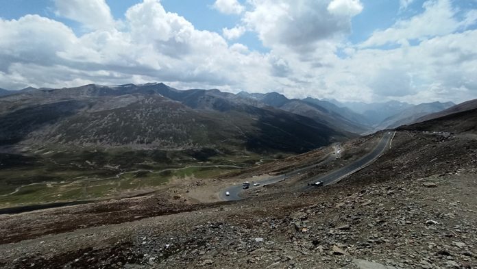 This mountain pass connects Khyber Pakhtunkhwa with Gilgit-Baltistan and can be accessed by cars due its proximity in the 150 km long Kaghan Valley 