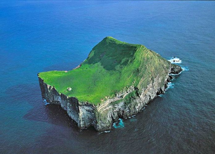 Elliðaey Hunting Association built a hunting lodge on the island back in 1953 that still stands today.