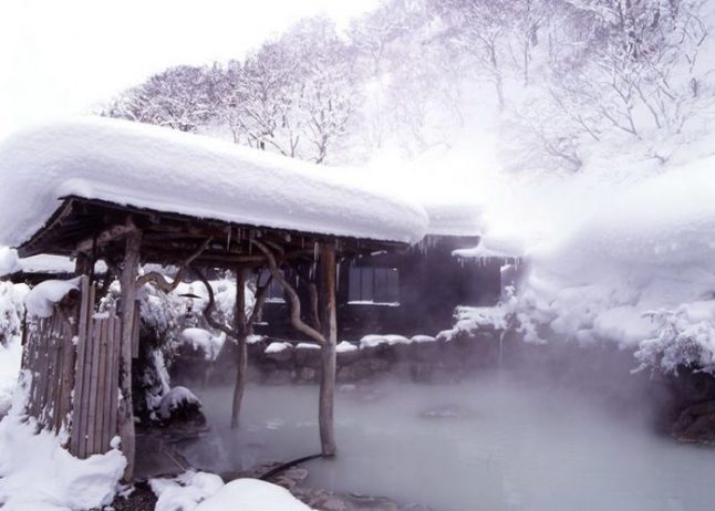 Tsurunoyu Onsen representing Nyūto Onsen-kyō in Akita Prefecture. A secret pool where one can experience the atmosphere of a wonderful ancient healing place. (Photograph courtesy of Tsurunoyu Onsen)