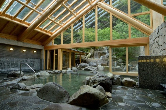 There are many different kinds of onsen, the most popular of which are roten-buro, outdoor baths, and noten-buro, indoor baths.