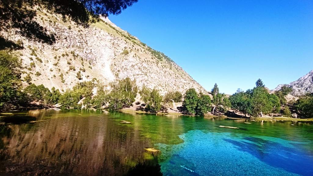 Every point of this route is mesmerizing, that will blink your eyes to grab all scenes for lifetimes. On the way toward Rainbow Lake, there are many breathtaking views.