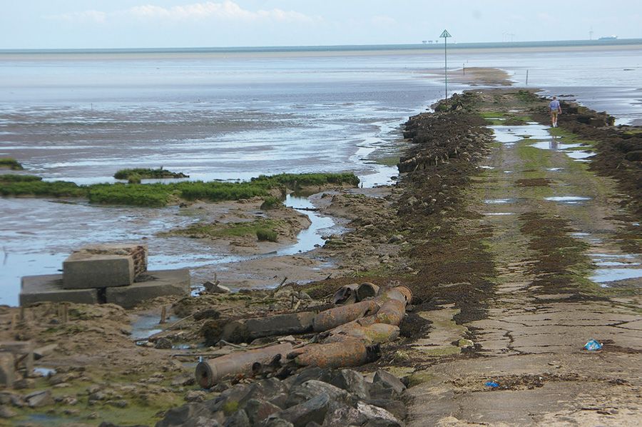 The Broomway is more than 600 years old. In the past, the route was marked with short poles attached to bundles of twigs called "brooms".