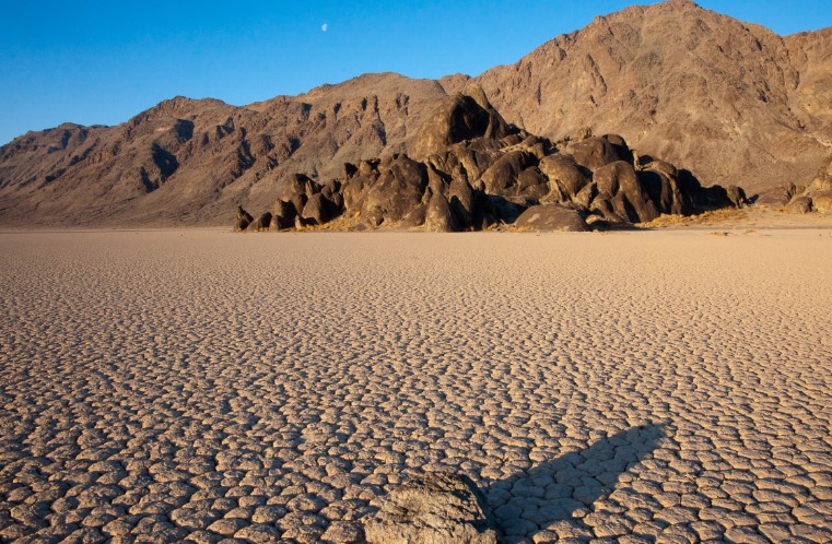 The Racetrack Playa stretches 4.5 km north-south and 1.3 mi east-west at a height of 3,714 feet above sea level.