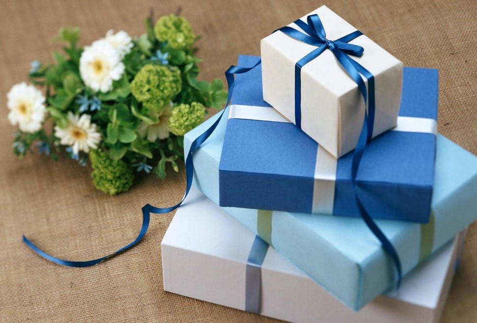 Best Gift for Wedding Couples - The idea of the best gift for a newly married couple depends on their individual tastes and preferences.