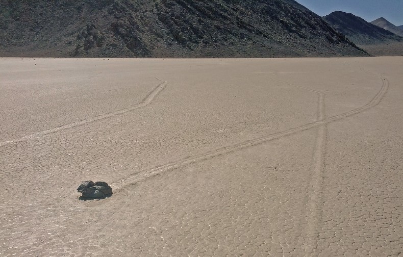The racetrack is home to sailing stones, which are geological phenomena. In the absence of human or animal intervention, slabs of dolomite and syenite glide across the beach surface leaving visible tracks.
