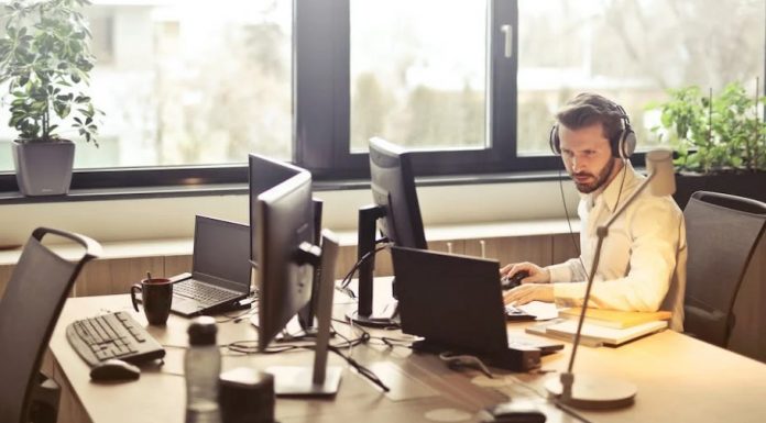 Top 4 Benefits Of Outsourcing Tech Support Benefits Of Outsourcing Tech Support Managed tech support providers are experts in the field of supporting businesses, by handling business processes that can be too complex, or expensive for companies to set up in-house.