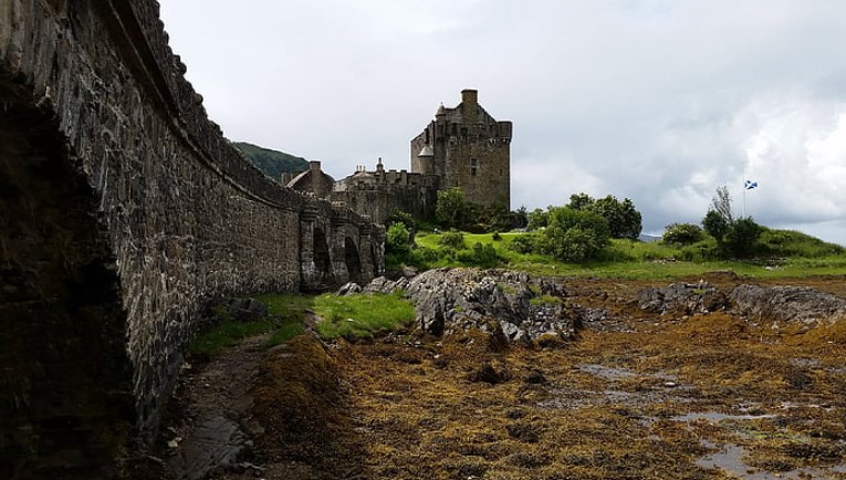 The castle was built in the 13th century and served as a stronghold for various clans, including the MacKenzie and MacRae clans.