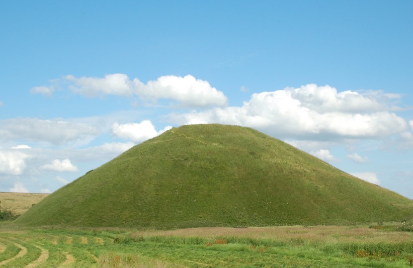 Silbury Hill consists of chalk and clay from the surrounding area and covers 2 hectares, with a circular base 167 meters in diameter and a flat-topped summit 30 meters wide.