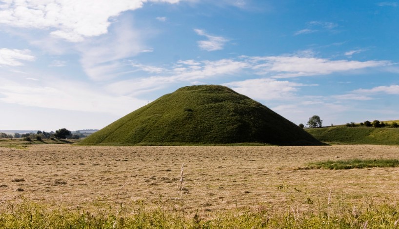 The hill was built by layering soil and earth, with the highest point standing at a height of 40 meters (130 feet) and a base circumference of about 400 meters (1,312 feet). 