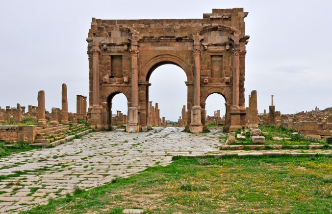 It was intended that pedestrians could use the lateral arches, which were all 3.75 meters high.