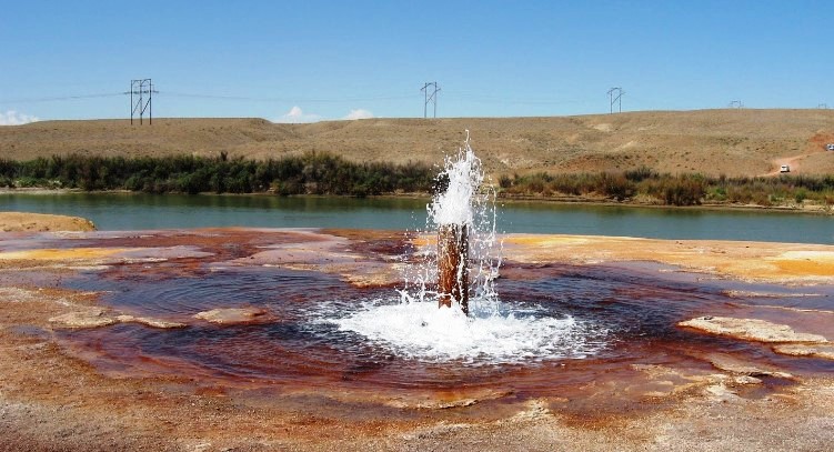Crystal Geyser, is located approximately 4.5 miles (7.7 km) from Green River, Utah, in the United States.