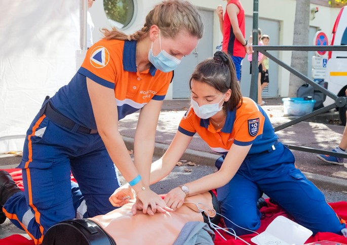 First aid lessons are for everyone. It does not matter if you are young or old, healthy or unwell, or work in a high-risk environment. First aid classes can help you.