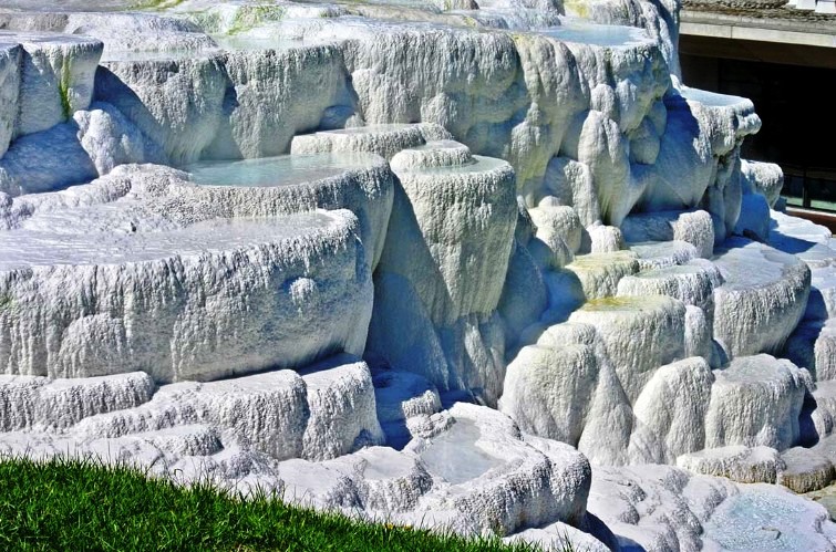 There are many salt springs and water terraces around the world, but few of them are as spectacular as "Salt Hill" and the terraces and pools that surround it.