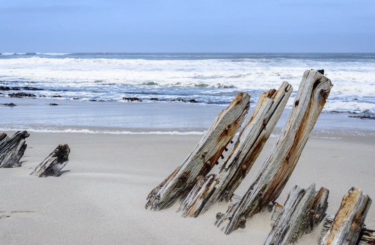 Nature shows off its inimitable power once again in an infinite space made of sand, water, and nothing else.