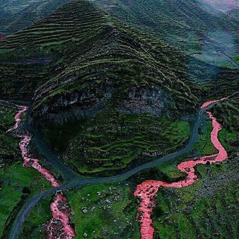 The river gets its water from streams like Yuraq Yaku, Chachaq and Ranra Kancha. Near Chinchi Tinku is the place where the Río Blanco coming from the west.