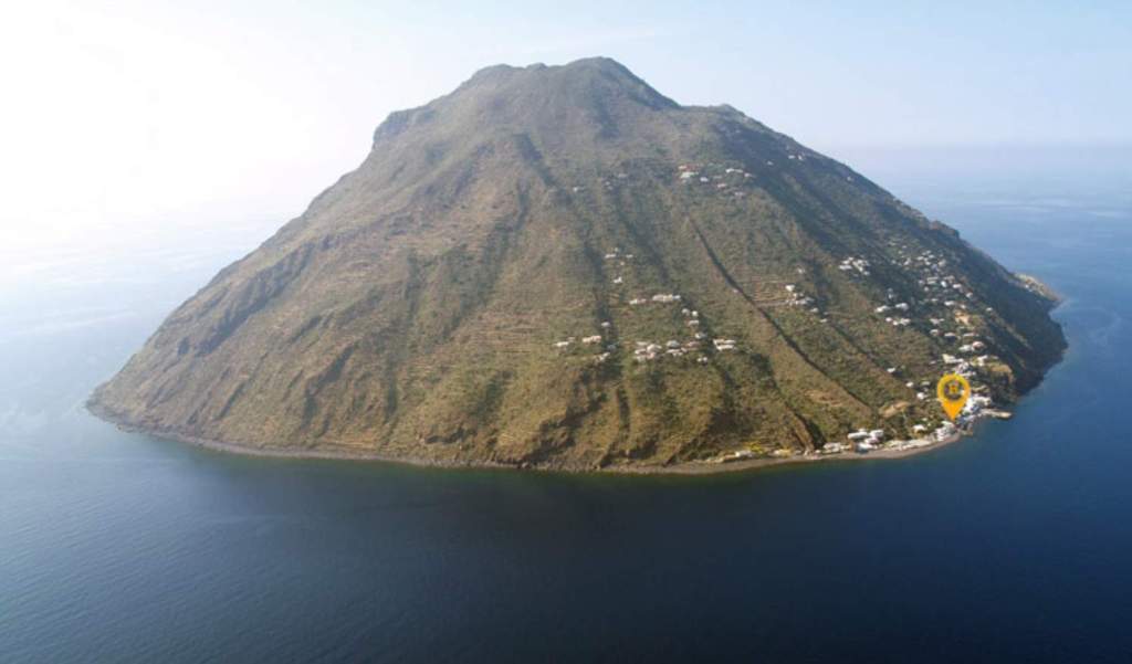 This island was formed roughly 150,000 years ago by the long-extinct Montagnola volcano.