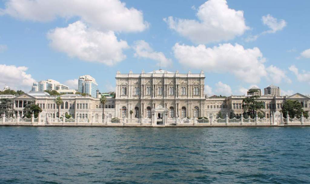 One of Best Palaces to visit in Europe is Dolmabahçe Palace, an architectural gem straddling the Bosphorus in Istanbul, seamlessly blends Ottoman and European influences.