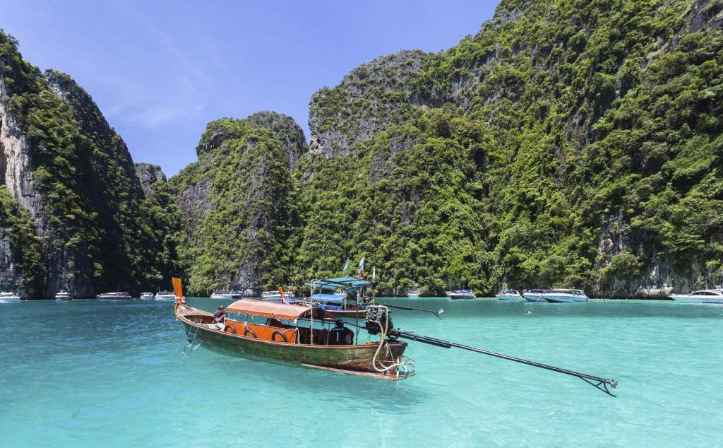 The picturesque tour of Phang Nga Bay in thailand; is well-known around the world for its limestone cliffs, emerald waters and captivating landscapes.