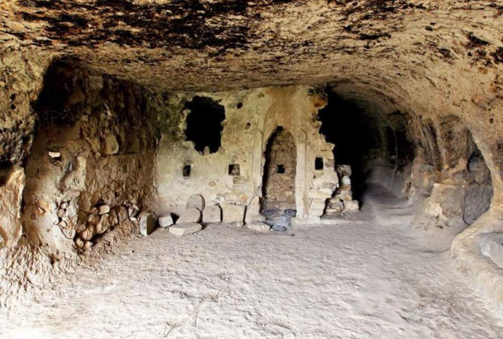 Cave dwellers or troglodyte describe as prehistoric men dwelling in caves, and cave-dwelling animals of corresponding time periods, as well as cave-dwelling men of more recent historic times. Long before authentic history, primitive men lived in natural caverns.