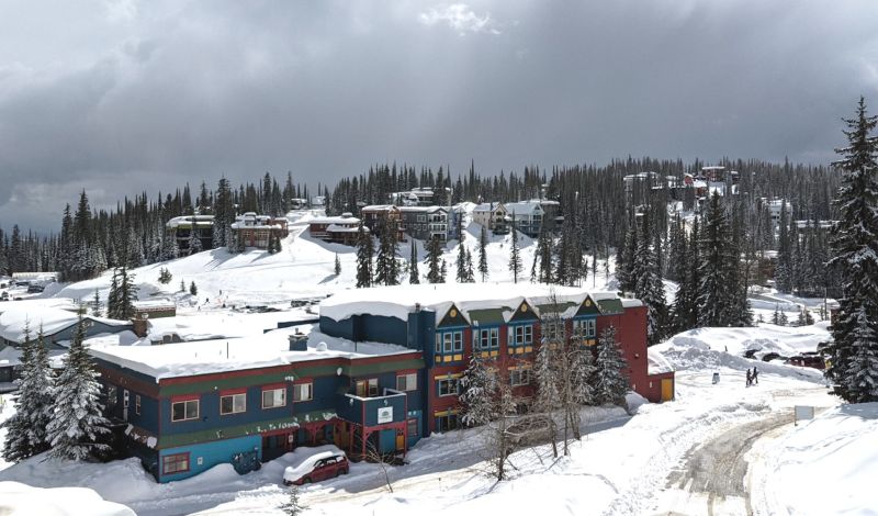 Canada’s ski resort you can head to Silver Star ski resort which can provide you with more options than skiing. This is a family ski holiday destination with ample non-ski activities available.