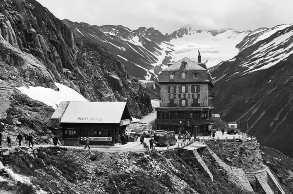 The Swiss hotel industry flourished at the beginning of the 20th century, and Hotel Belvédère's reputation grew with the opening of new railway lines.