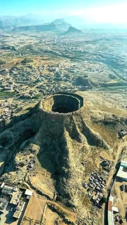 Yemen has a volcanic field called the Harras of Dhamar (هاراس دامار). The volcanic area, which stretches 80 km (50 mi) east of the town of Dhamar, is home to numerous stratovolcanoes, lava flows, and young cones.